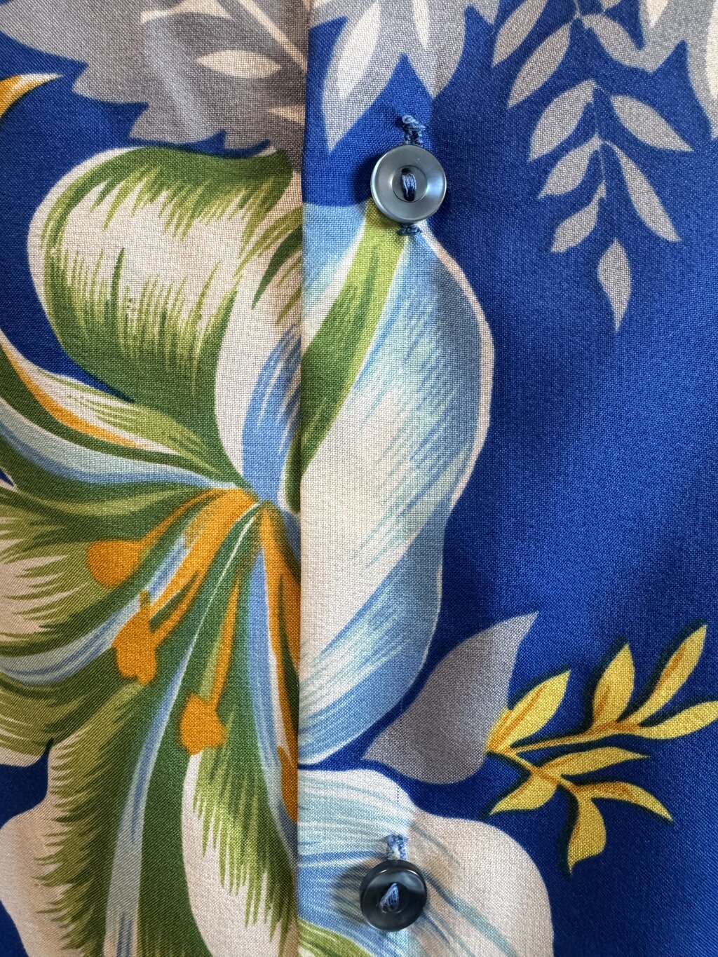 1970s - Sand Pebble Blue Floral Polyester Shirt – USA Made