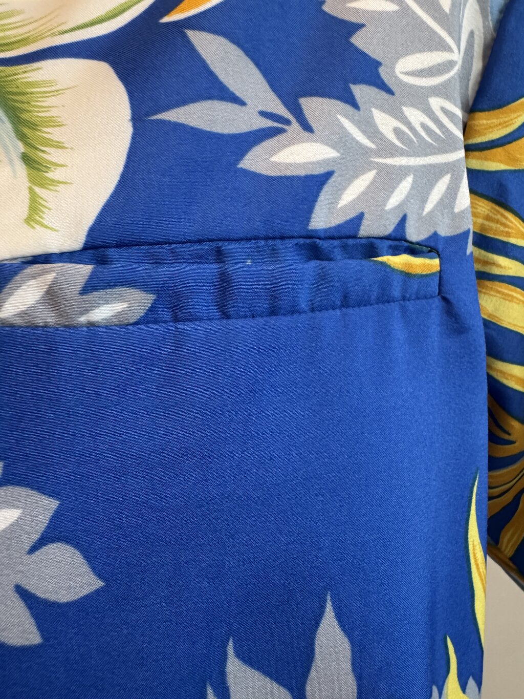 1970s - Sand Pebble Blue Floral Polyester Shirt – USA Made