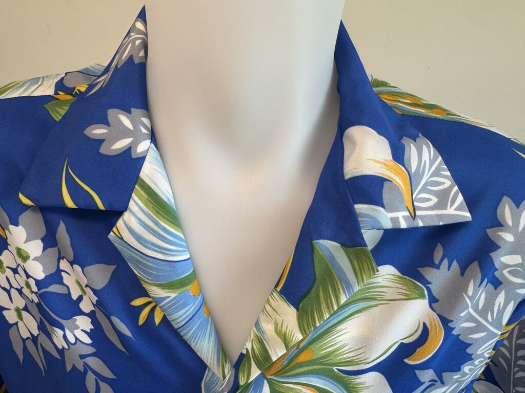 1970s - Sand Pebble Blue Floral Polyester Shirt – USA Made