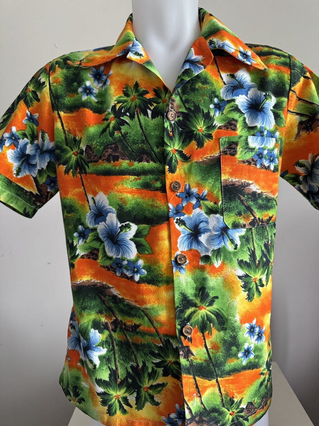 1990s - Kings Road Vintage Cotton Shirt – Vibrant Jungle Sunset with Blue Hibiscus (Medium)