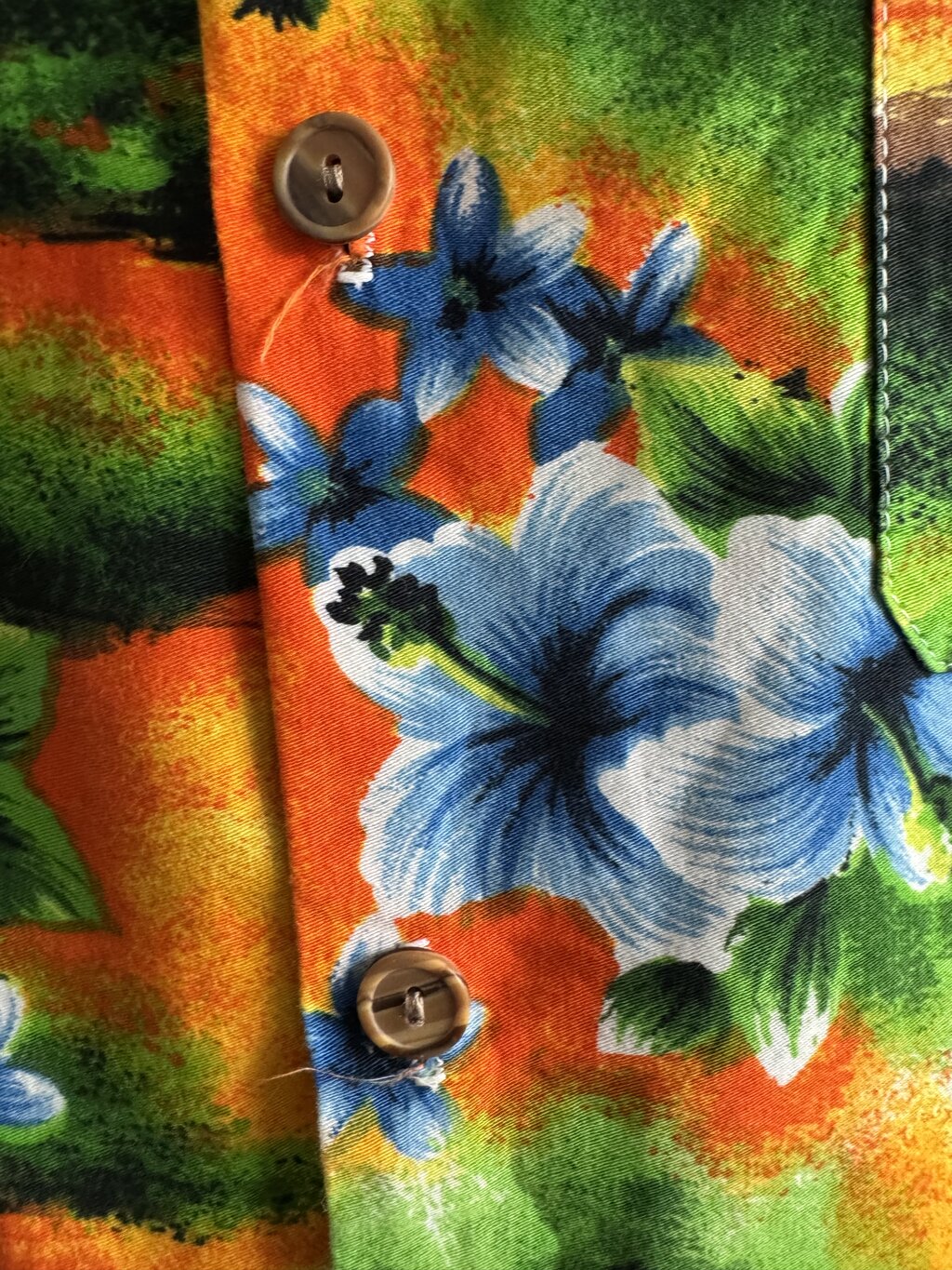1990s - Kings Road Vintage Cotton Shirt – Vibrant Jungle Sunset with Blue Hibiscus (Medium)