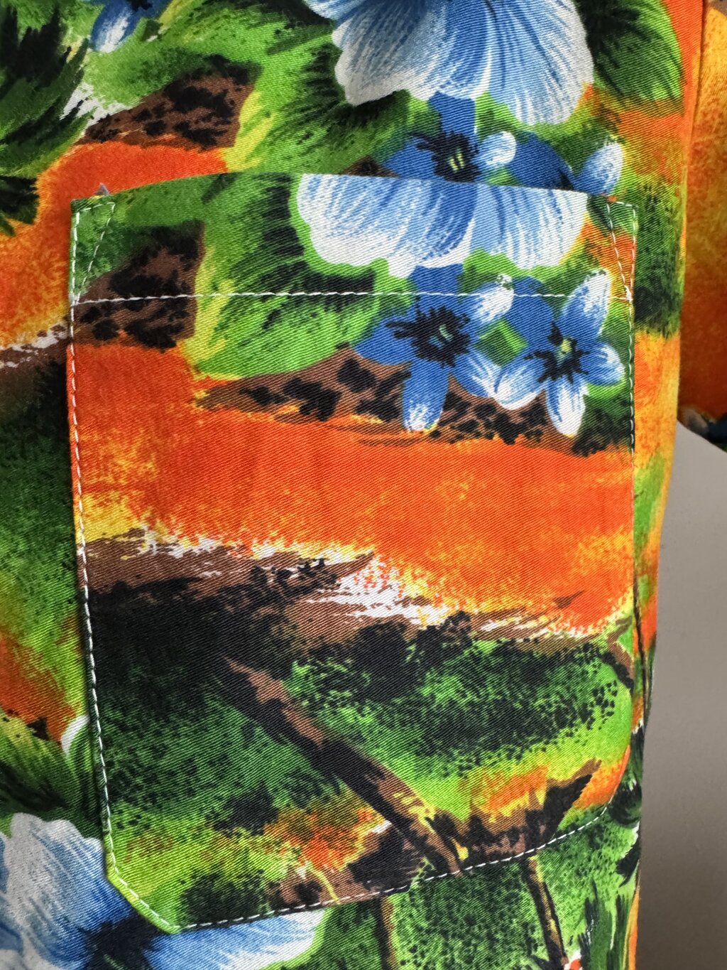 1990s - Kings Road Vintage Cotton Shirt – Vibrant Jungle Sunset with Blue Hibiscus (Medium)