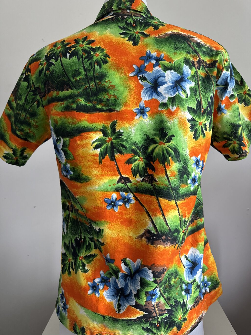 1990s - Kings Road Vintage Cotton Shirt – Vibrant Jungle Sunset with Blue Hibiscus (Medium)