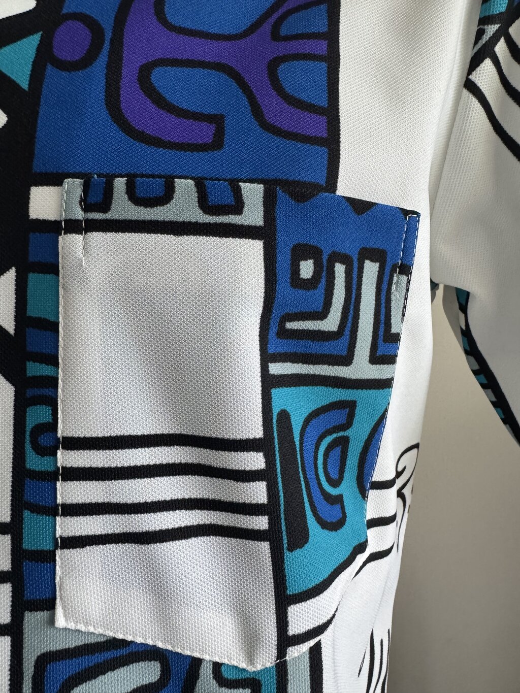 80s Kilauea Abstract Tribal Vintage Hawaiian Shirt – White & Teal Tricot Knit (S)